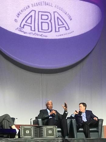 Julius Erving en voormalig Spirits of St. Louis radio play-by-play omroeper, Bob Costas, op de 50th Anniversary Reunion van de ABA in Indianapolis op 7 april 2018